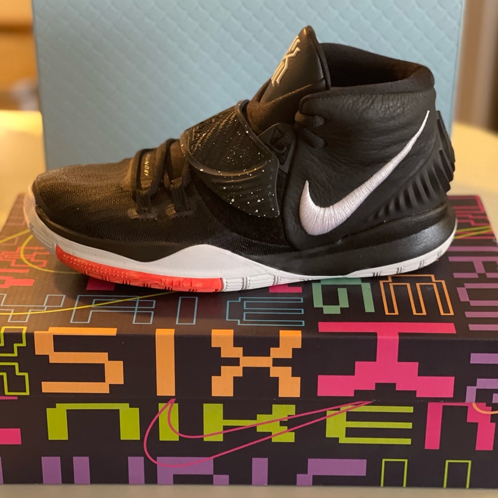 Boy size 7Y Black Nike Kyrie 6. Shoes are brand new only worn once. Orig box - Picture 2 of 7